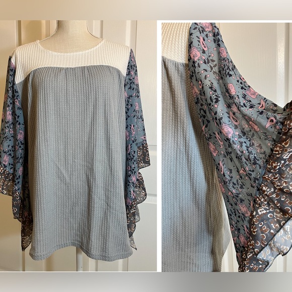 Tops - Gray & white soft waffle knit top with lightweight blue ruffled bell sleeves